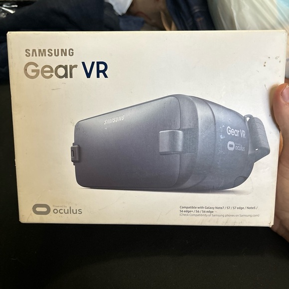 Samsung SM-R323NBKAXAR Gear VR - Brand New (Box opened to check contents only) - Picture 1 of 13